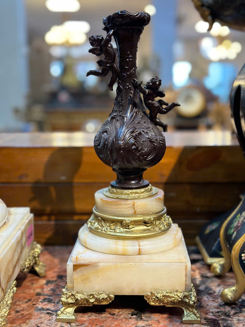 Đồng Hồ Cổ Điển – Biểu Tượng Đẳng Cấp Hoàng Gia